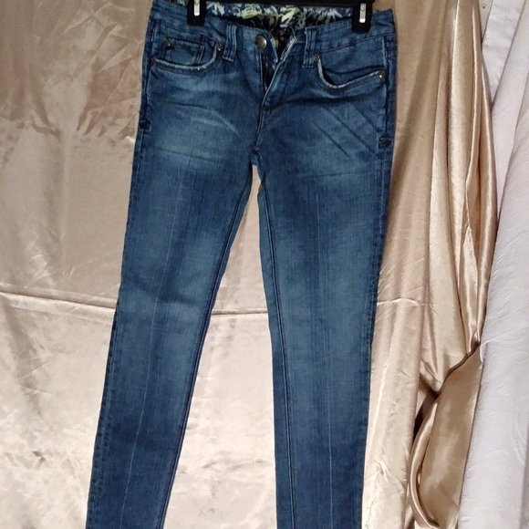 Seven7 Jeans size 26 with sparkly pocket detail - Picture 2 of 3